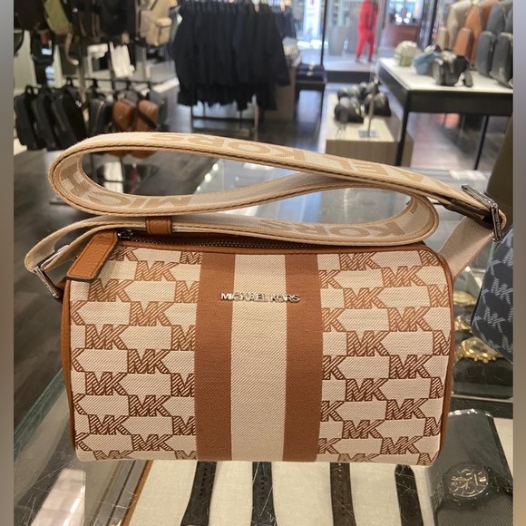 Michael Kors Cooper Small Duffle Bag Crossbody NEW - Picture 7 of 7